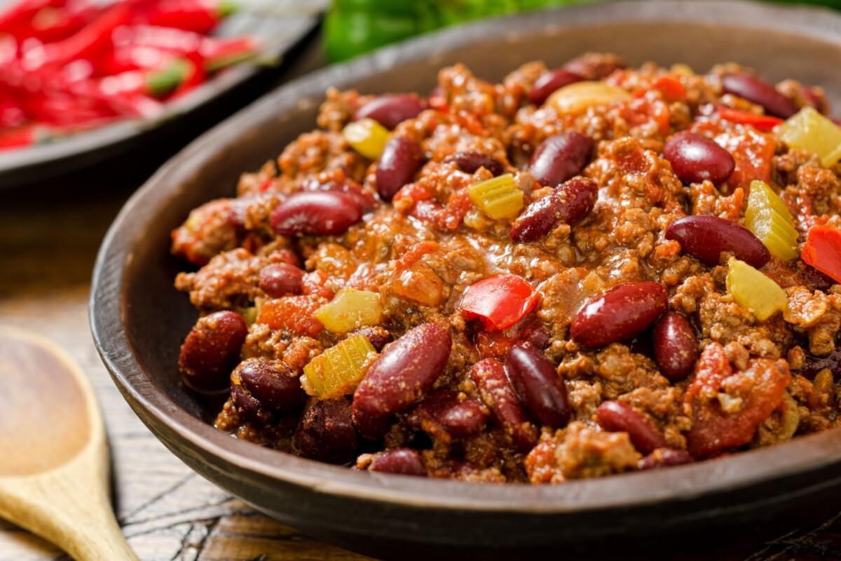 Jelo chilli con carne servirano u tanjuru, snimljeno izbliza