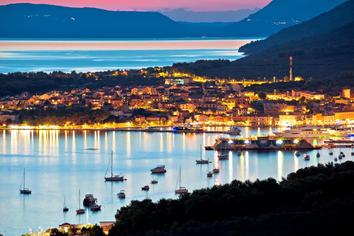 Panorama mjesta Cres na istoimenom otoku u sumrak