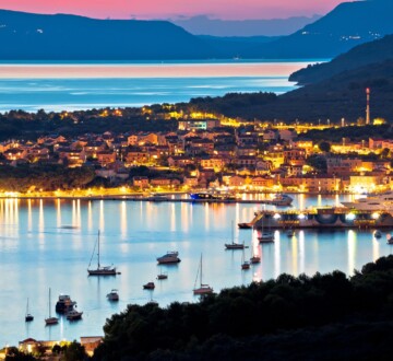 cres-nocu Panorama mjesta Cres na istoimenom otoku u sumrak