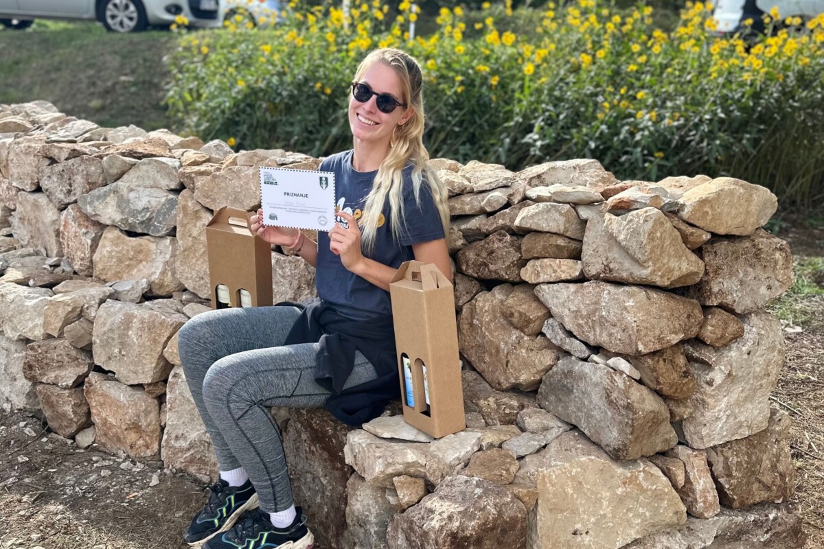 Dora Čović, graditeljica suhozida iz Splita, uz suhozid sa potvrdom o natjecanju