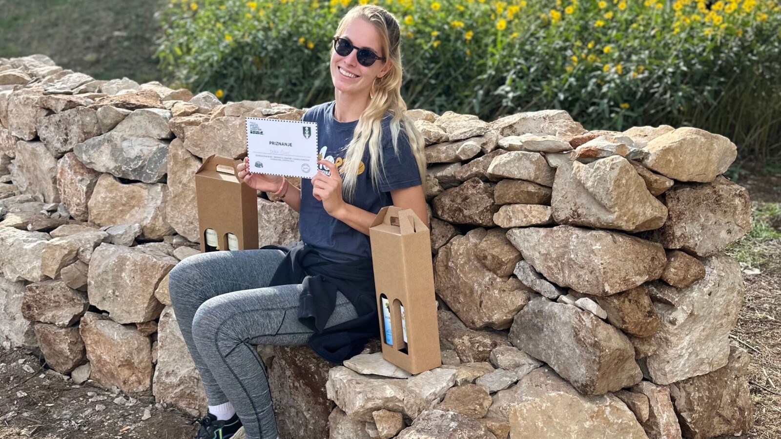dora-čović-gradnja-suhozida Dora Čović, graditeljica suhozida iz Splita, uz suhozid sa potvrdom o natjecanju