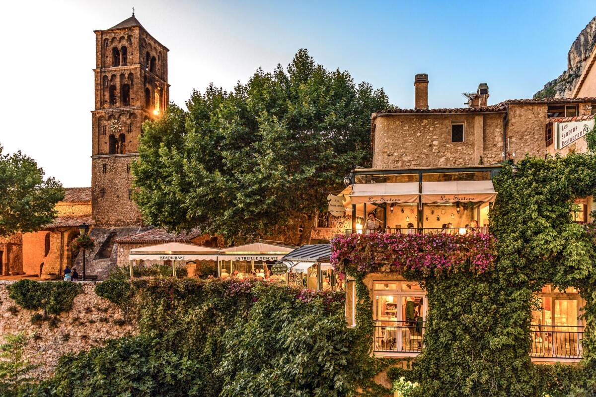 selo Moustiers Sainte-Marie, pogled na kuće i restoran u sumrak