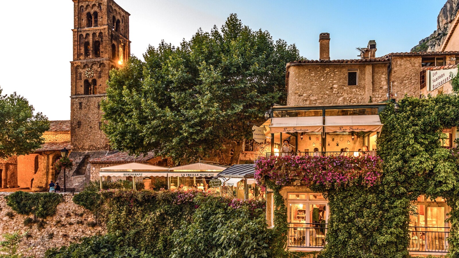 francuska-selo-Moustiers-Sainte-Marie-sarm selo Moustiers Sainte-Marie, pogled na kuće i restoran u sumrak