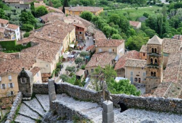 Stepenice koje vode do crkve na vrhu litice u selu Moustiers Sainte-Marie