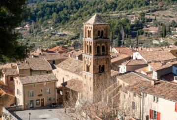 selo Moustiers Sainte-Marie, vonik i krovovi kuća