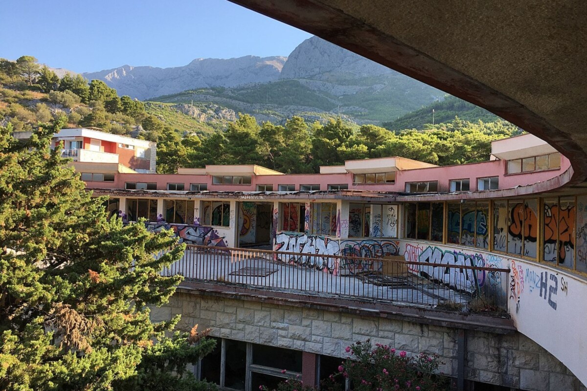 Danas zapušteno lječilište Krvavica u blizini Makarske, zidovi išarani grafitima