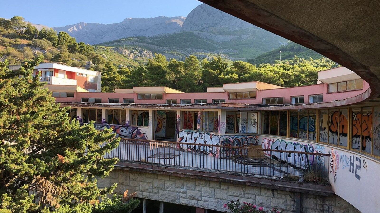 ljeciliste-kravica-1 Danas zapušteno lječilište Krvavica u blizini Makarske, zidovi išarani grafitima