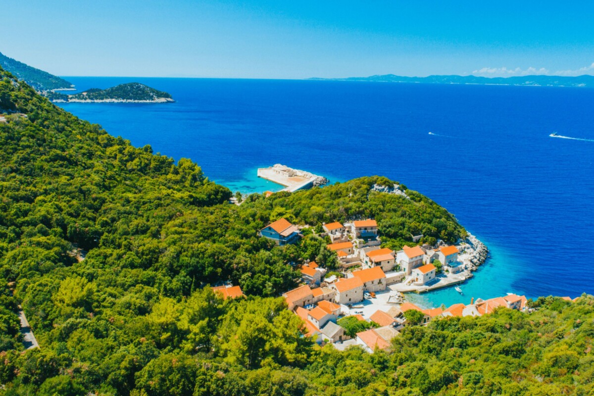 lucica-lastovo Lučica na Lastovu – malo ribarsko naselje uz tirkizno more, smješteno među borovima i stijenama, idealno za miran bijeg od civilizacije.