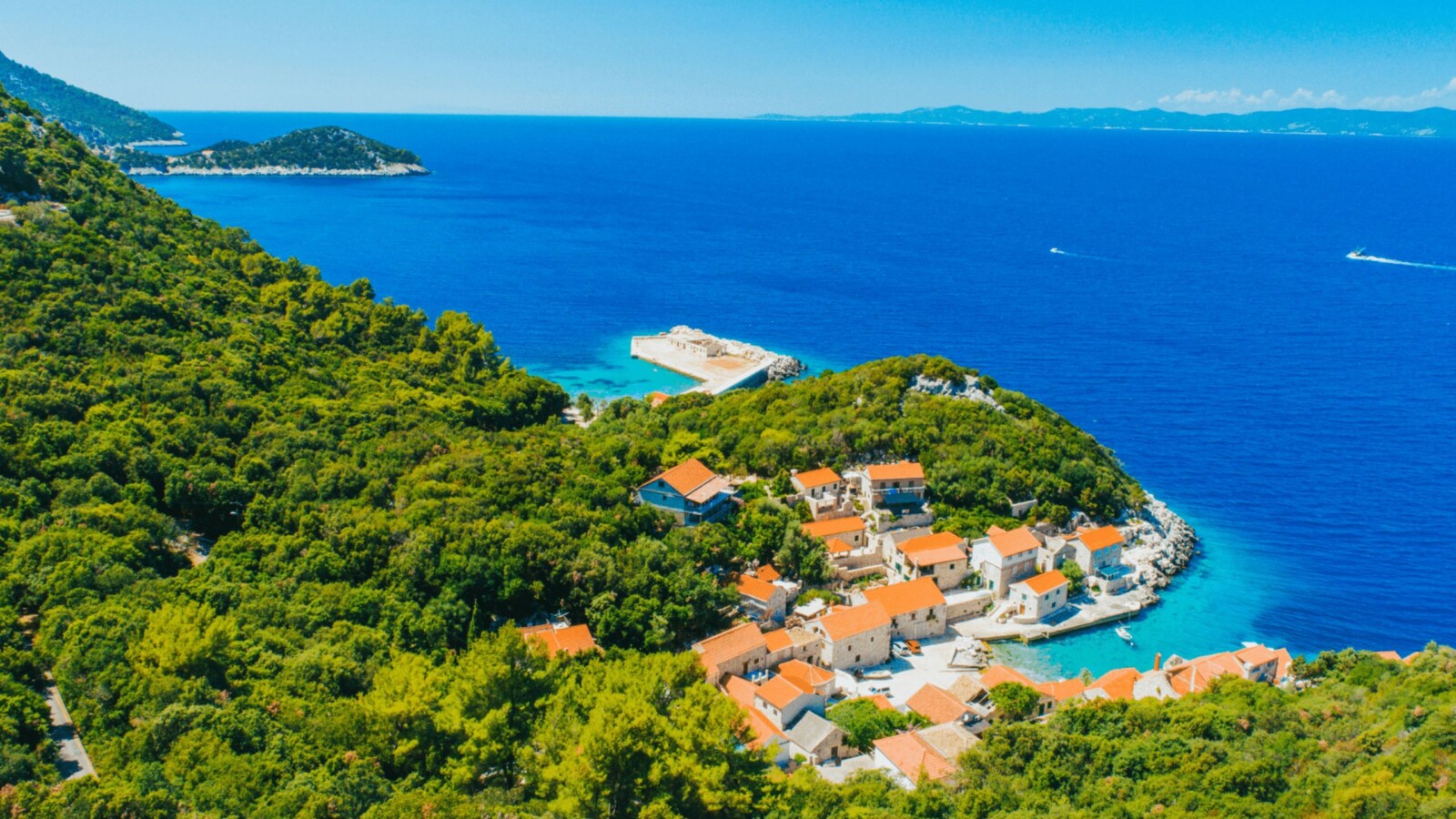 lucica-lastovo Lučica na Lastovu – malo ribarsko naselje uz tirkizno more, smješteno među borovima i stijenama, idealno za miran bijeg od civilizacije.