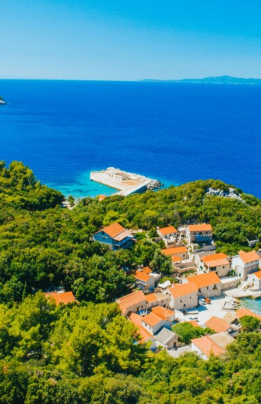 Lučica na Lastovu – malo ribarsko naselje uz tirkizno more, smješteno među borovima i stijenama, idealno za miran bijeg od civilizacije.