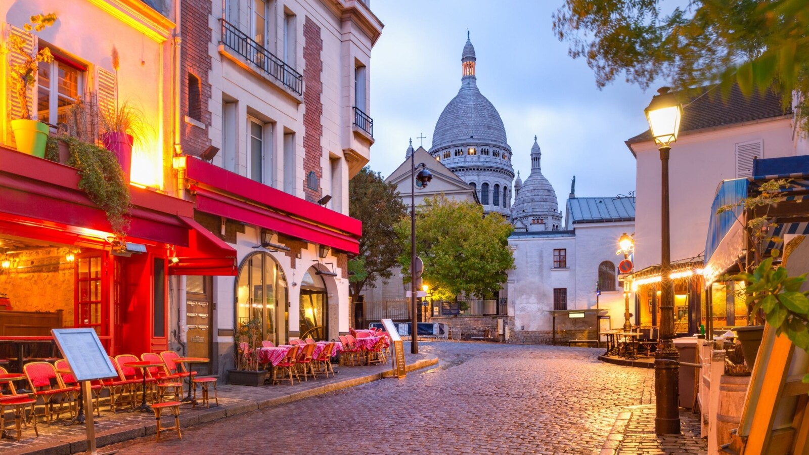Slikovita četvrt Montmartre u Parizu, ulica i pogled na kupolu crkve