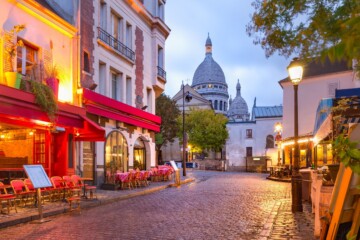 montmartre-1 Slikovita četvrt Montmartre u Parizu, ulica i pogled na kupolu crkve