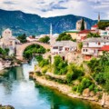 mostar-hercegovina Pogled na Stari most u Mostaru, Bosna i Hercegovina, s rijekom Neretvom ispod i šarenim kućama starog grada u pozadini.