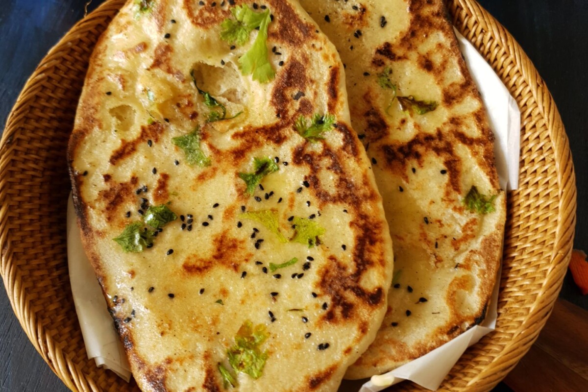 naan-kruh-recept-prilozi Naan kruh poslužen u glinenoj posudi