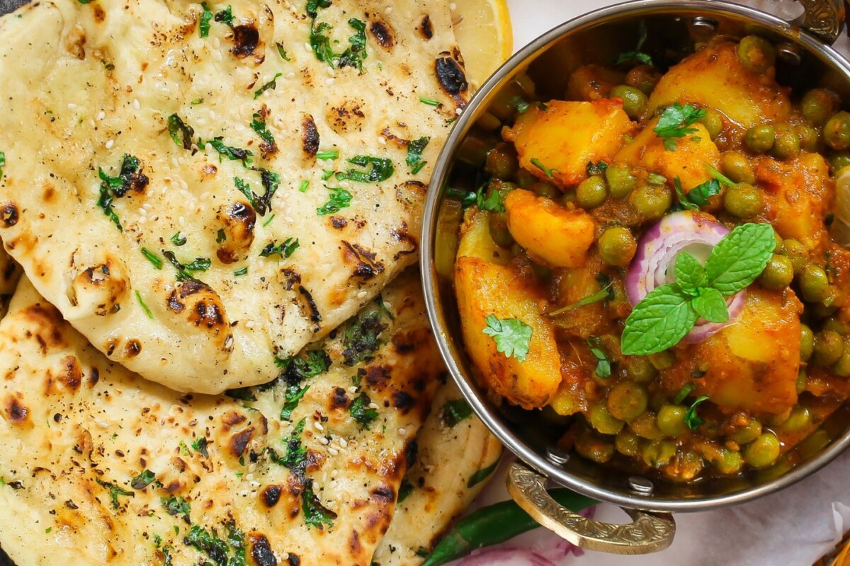 naan-kruh-recept-serviranje Naan kruh s češnjakom