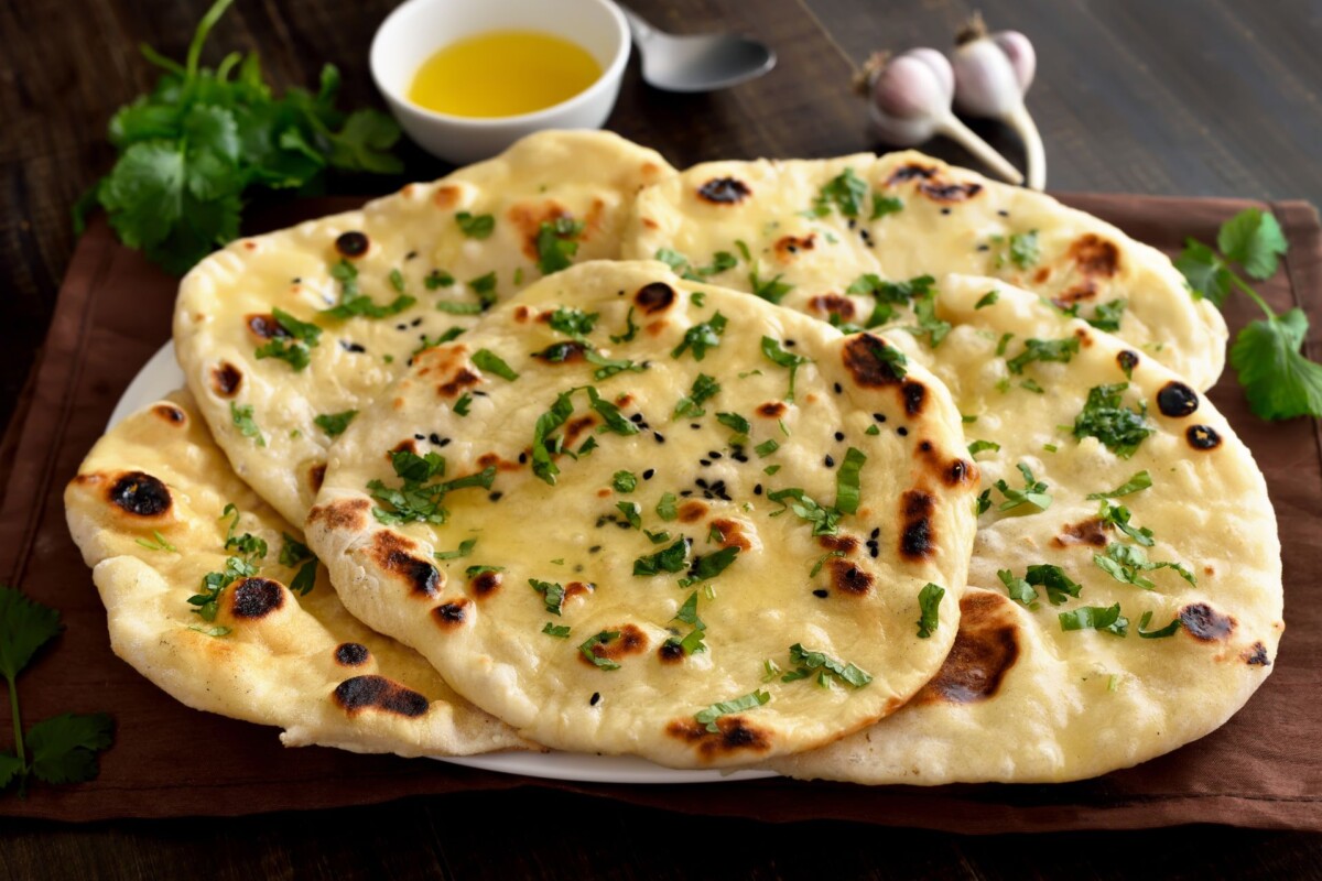 naan-kruh-s-cesnjakom Indijski naan kruh s češnjakom i maslinovim uljem