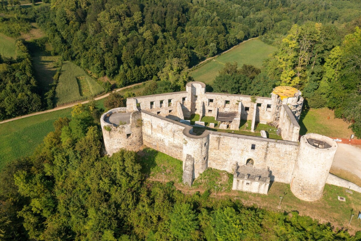stari grad Novigrad na Dobri snimljen iz zraka