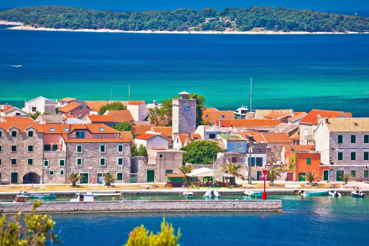 Pogled na Krapanj, najniži hrvatski otok, na kućice i obalu s mora.