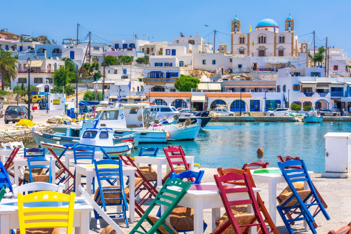 Otok Lipsi, istoimeno jedino mjesto na otooku, snimljeno kroz šarene stolice