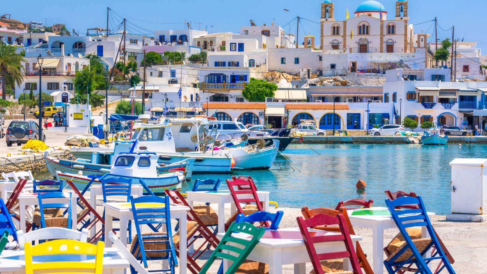 Otok Lipsi, istoimeno jedino mjesto na otooku, snimljeno kroz šarene stolice