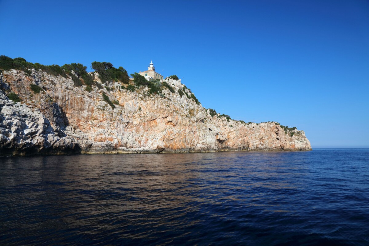 Otok Sušac, snimljen s mora, pogled na svjetionik na vrhu litice
