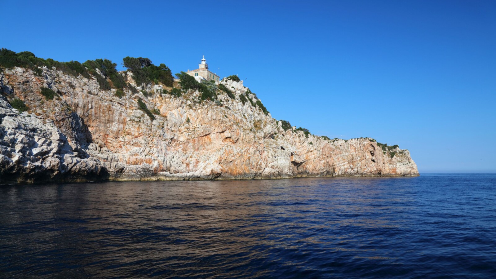 otok-susac Otok Sušac, snimljen s mora, pogled na svjetionik na vrhu litice