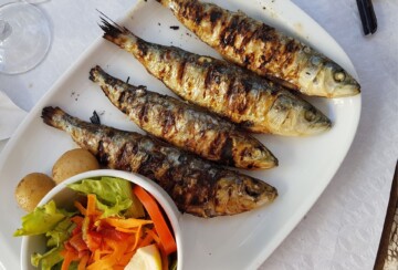 riba-iz-pecnice Pečena riba, srdele, na tanjuru