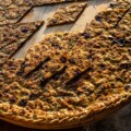 Soparnik tvrtke Soparnik.eu narezan na rombove na drvenoj dasci