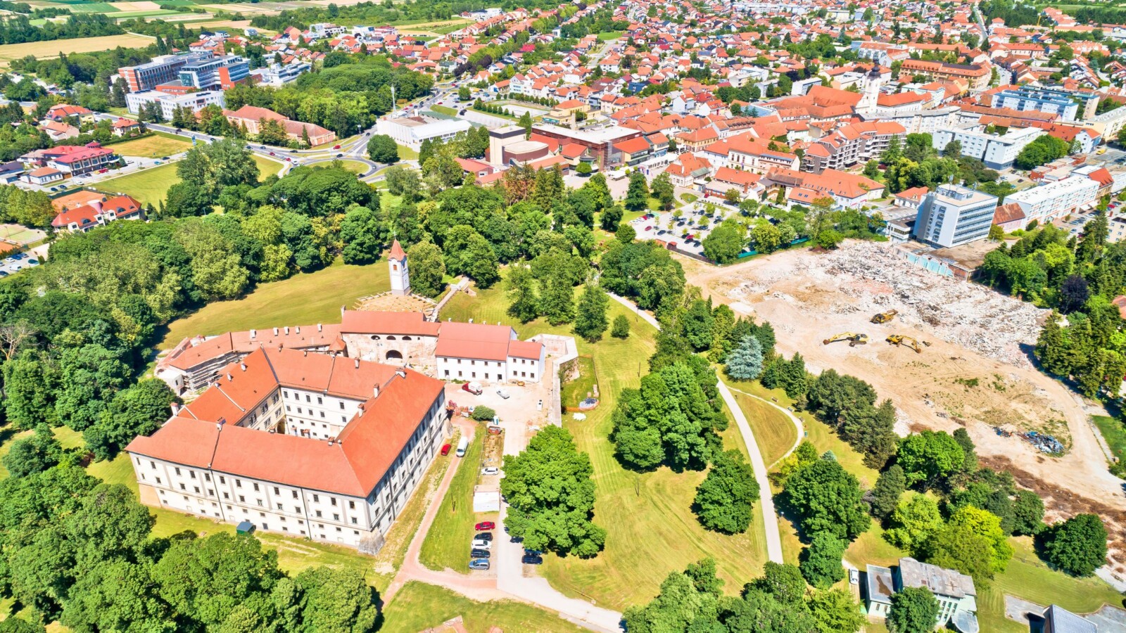 Stari grad Čakovec, snimljen iz zraka, okružen zelenilom