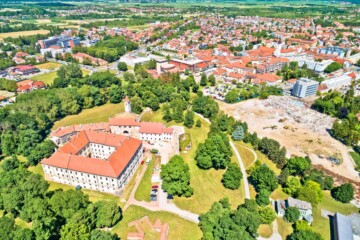 Stari grad Čakovec, snimljen iz zraka, okružen zelenilom