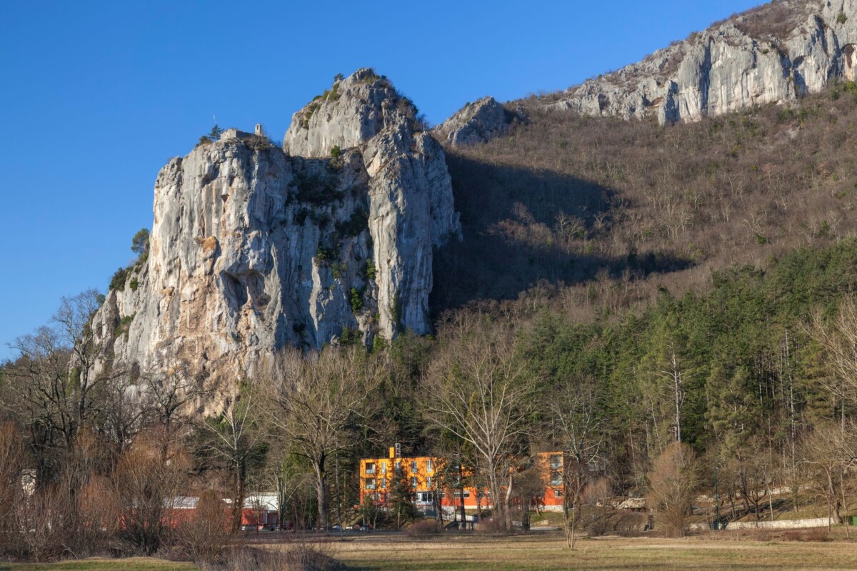Pogled na stijenu svetog Stjepana, koja se naziva i Div, podno koje izvire ljekovita sumporna voda u Istri