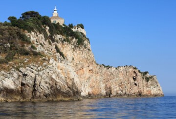 Otok Sušac, pogled s mora na litice i svjetionik