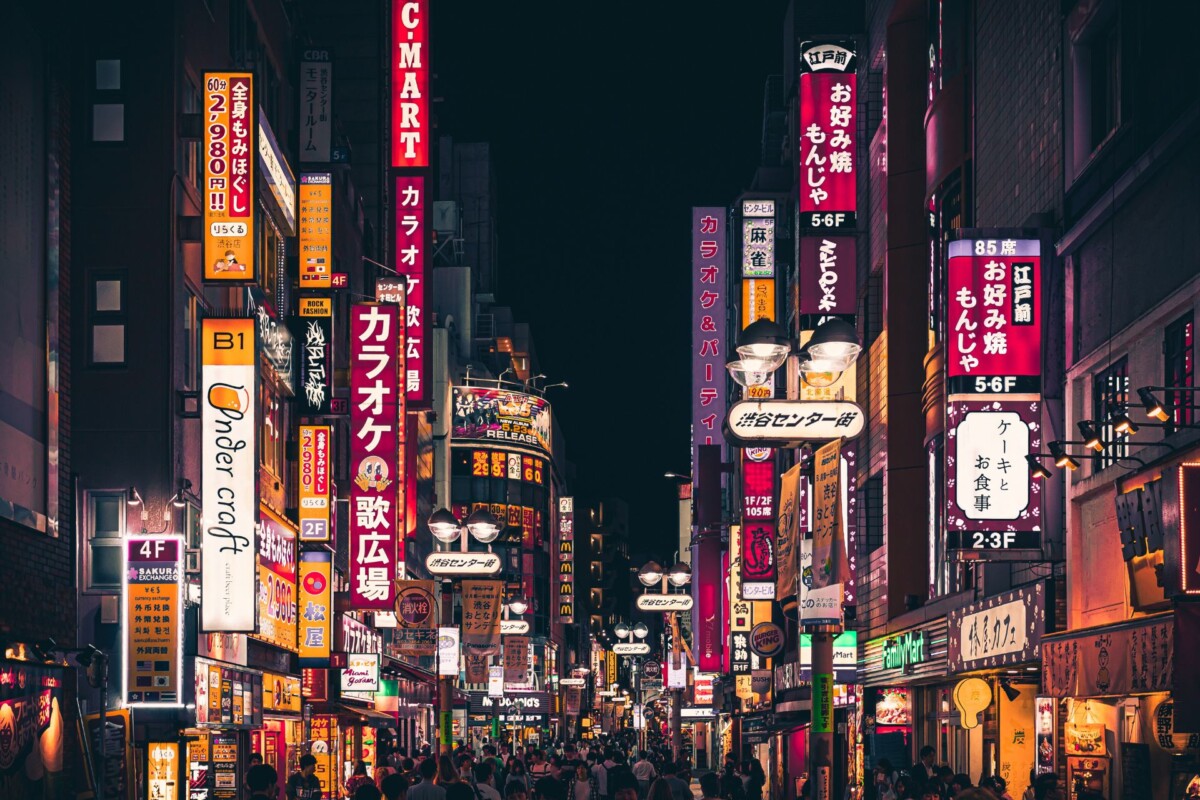 tokio-nocni-zivot Noćna ulica u Tokiju, Japan, prepuna svjetlećih natpisa na zgradama i velikog broja prolaznika, stvarajući živahnu i dinamičnu atmosferu grada koji nikad ne spava.