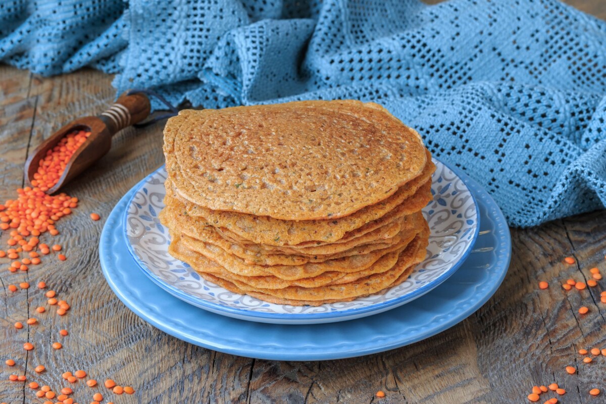 tortilje-od-lece Palačinke od leće, koje se nazivaju i tortilje od leće, na plavom tanjuru