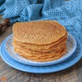 tortilje-od-lece Palačinke od leće, koje se nazivaju i tortilje od leće, na plavom tanjuru