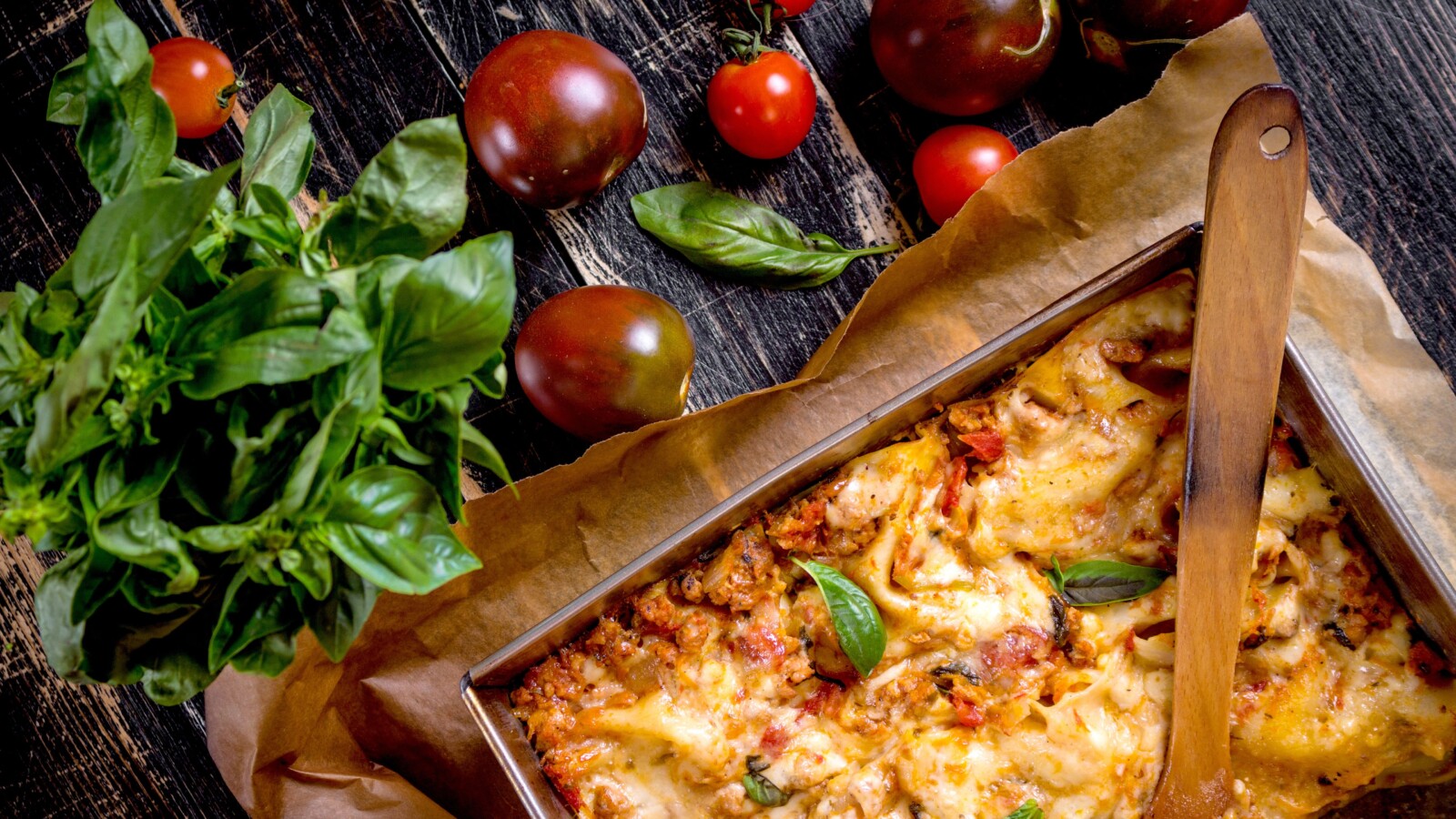 tradicionalne-lazanje Domaće lazanje s rajčicama i bosiljkom – tradicionalno talijansko jelo iz Bologne
