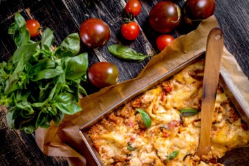 Domaće lazanje s rajčicama i bosiljkom – tradicionalno talijansko jelo iz Bologne
