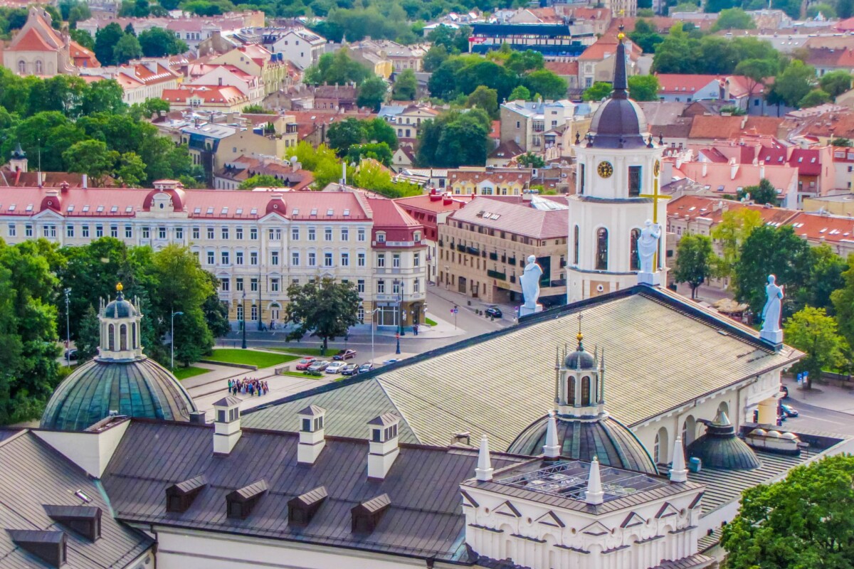 Katedrala u Vilniusu i toranj zvonika okruženi povijesnim zgradama i zelenilom