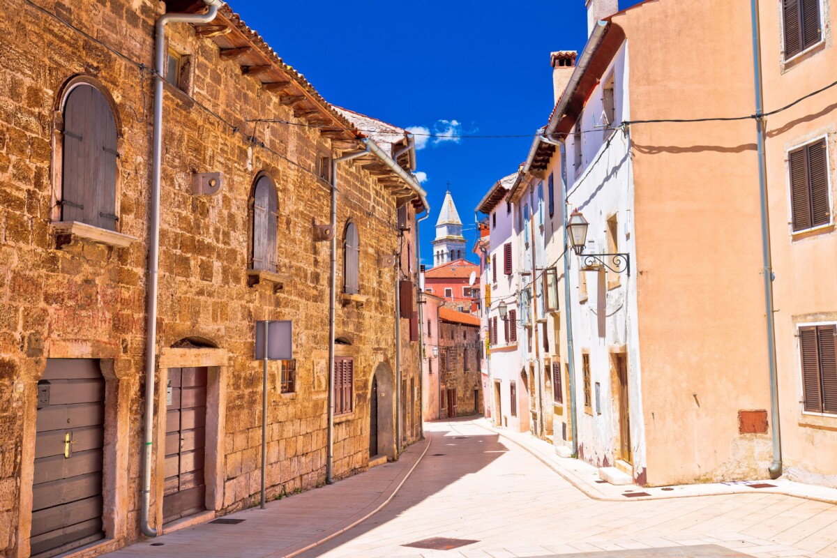 Ulica u Vodnjanu u Istri, pogled na zvonik u daljini