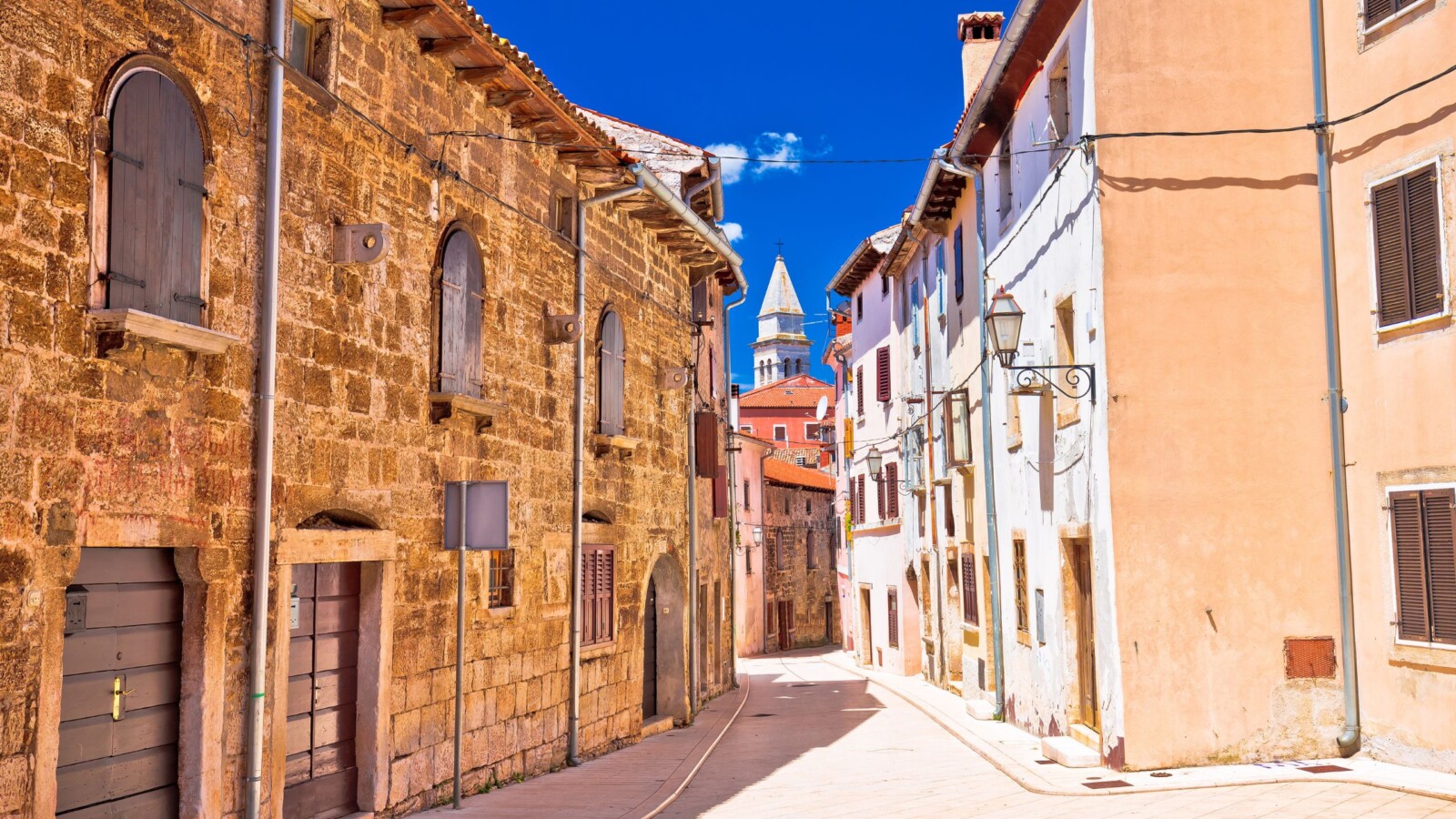 vodnjan-istra Ulica u Vodnjanu u Istri, pogled na zvonik u daljini