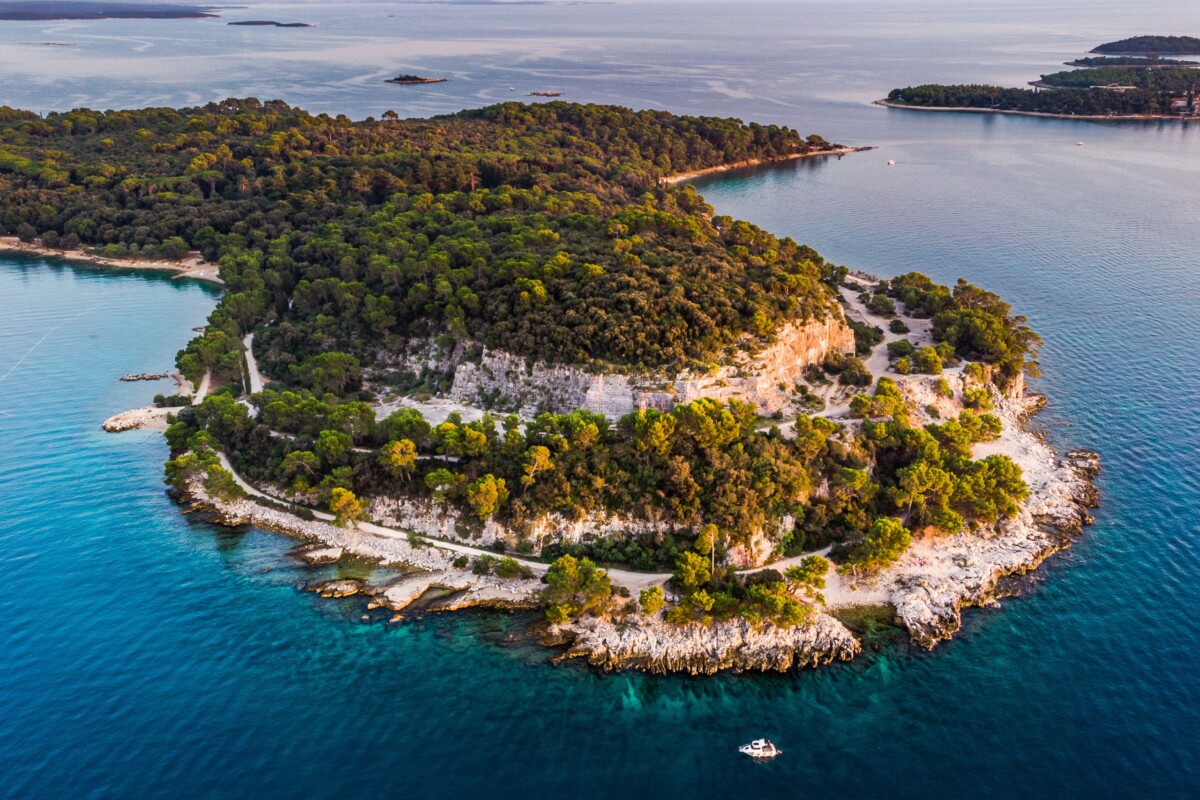 zlatni-rt-rovinj Park šuma Zlatni rt neozostavna je atrakcija izleta u Rovinj