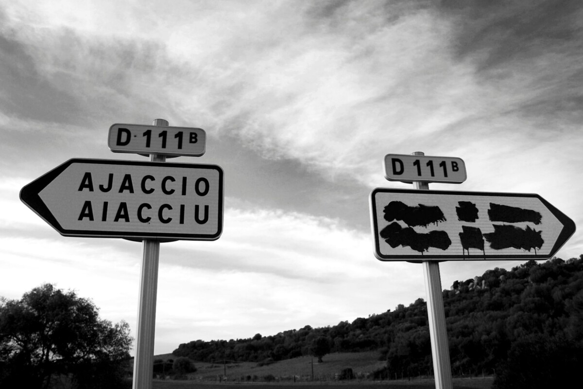 znak-na-cesti-ajaccio