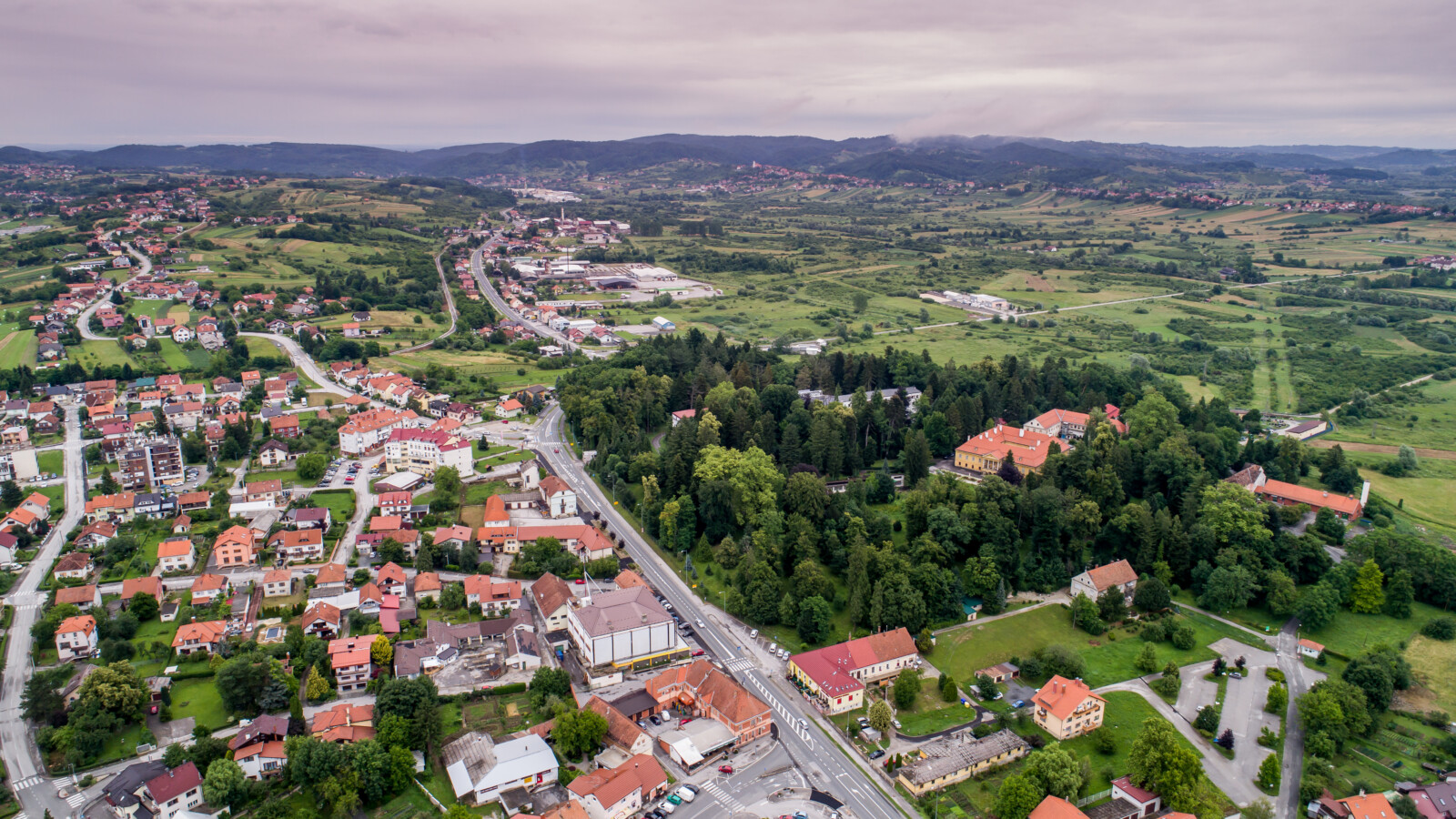novi-marof-panorama-grada Zračni pogled na Novi Marof, Hrvatska – slikoviti gradić okružen zelenilom i brežuljcima, s bogatom kulturnom i povijesnom baštinom.