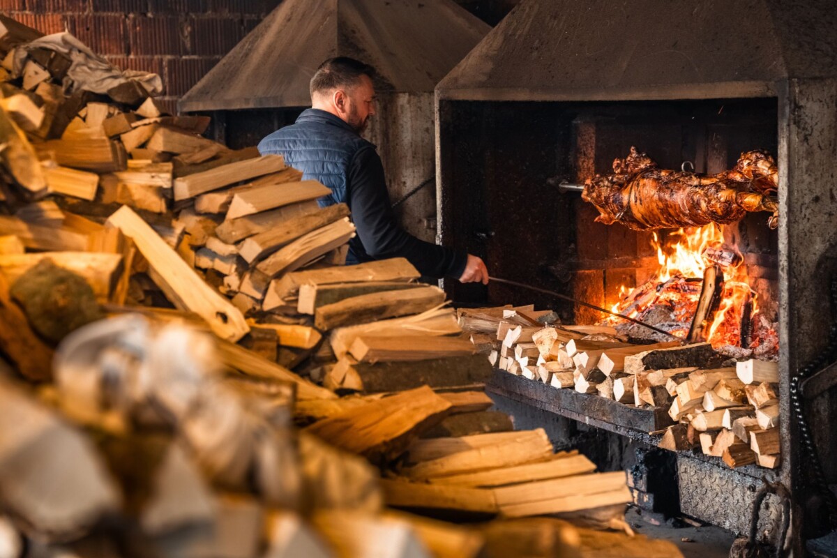 Priprema odojka na ražnju uz otvorenu vatru u Bistrou Europa, Sveti Ivan Zelina