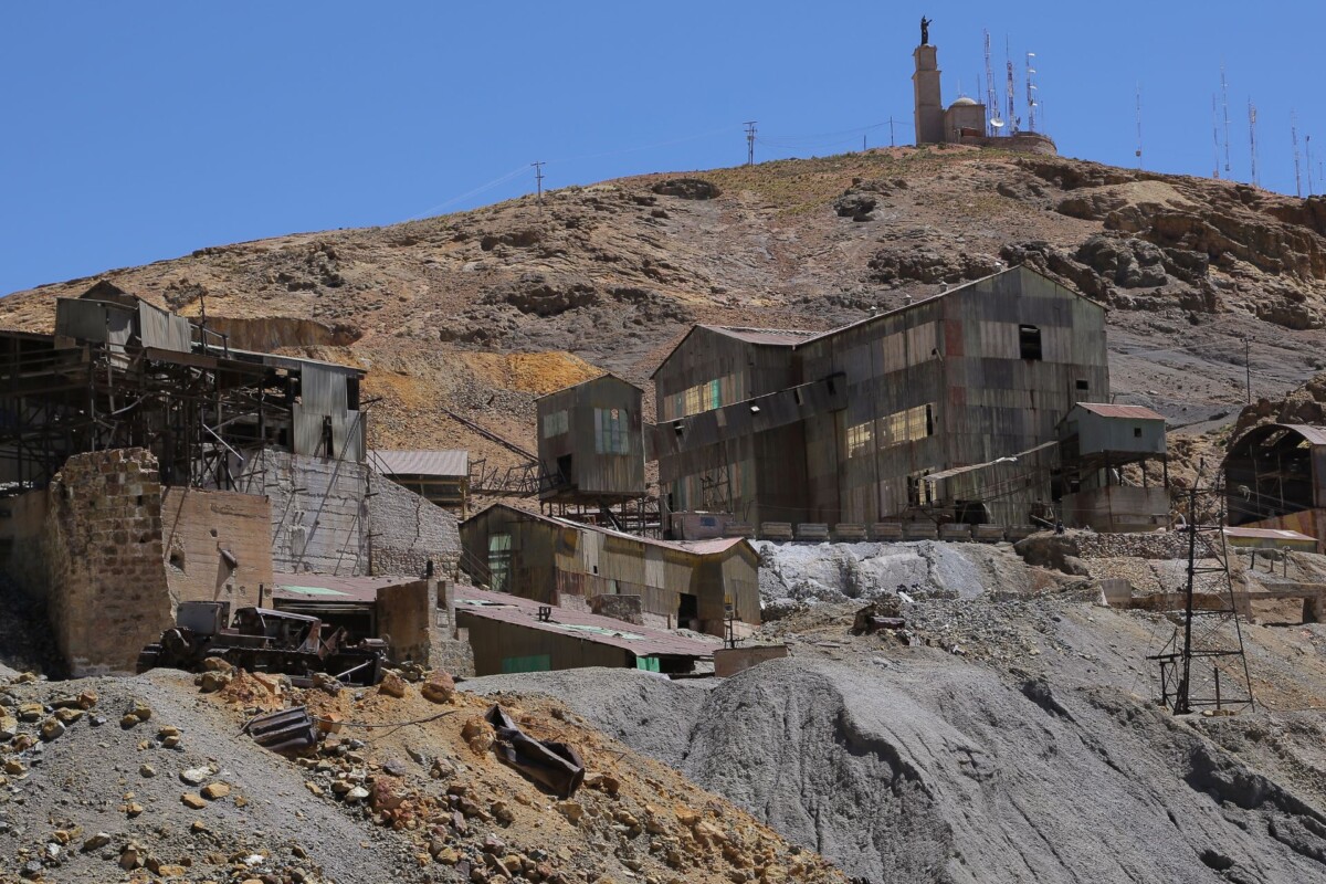 Napuštene rudarske zgrade na padinama planine Cerro Rico u Potosíju, Bolivija. Ova planina, poznata po nekadašnjem bogatstvu srebra, i dalje pokazuje znakove intenzivne rudarske eksploatacije, s oronulim objektima i ostatcima rudarskih aktivnosti u sušnom, surovom krajoliku.