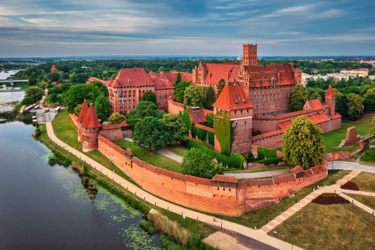 Crveni dvorac Malbork na obali rijeke Nogat