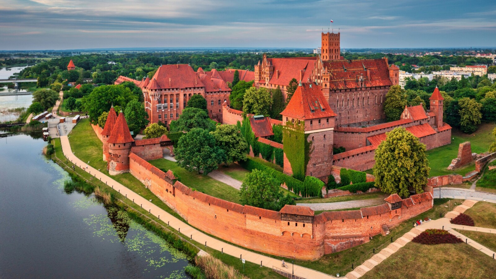 dvorac-malbork-poljska Crveni dvorac Malbork na obali rijeke Nogat