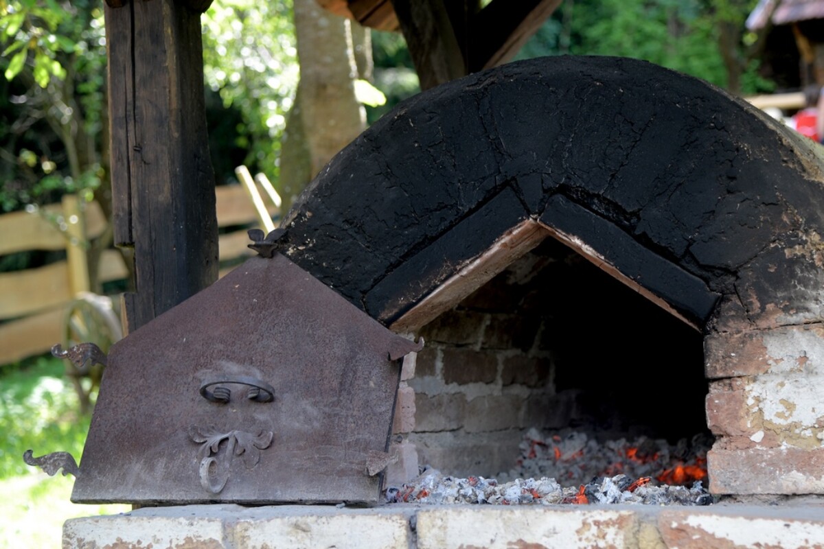 Tradicionalna krušna peć u Etno parku Gradišće, Novi Marof, Hrvatska. Autentičan prikaz ruralne baštine i starinskog načina pečenja kruha u srcu prirode.
