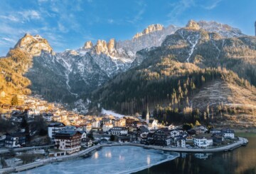 Talijanski gradić Allghe na istoimenom jezeru u Dolomitima