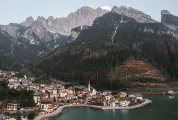 Jezero Alleghe, istoimeni grad i planine u Dolomitima